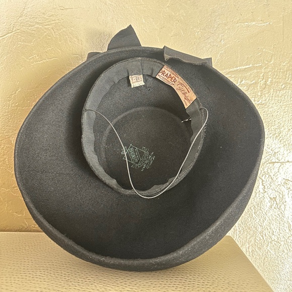 POSH 1940s' BLACK FELT WIDE BRIM HAT WITH BLACK/WHITE FEATHER TRIM - Picture 11 of 15